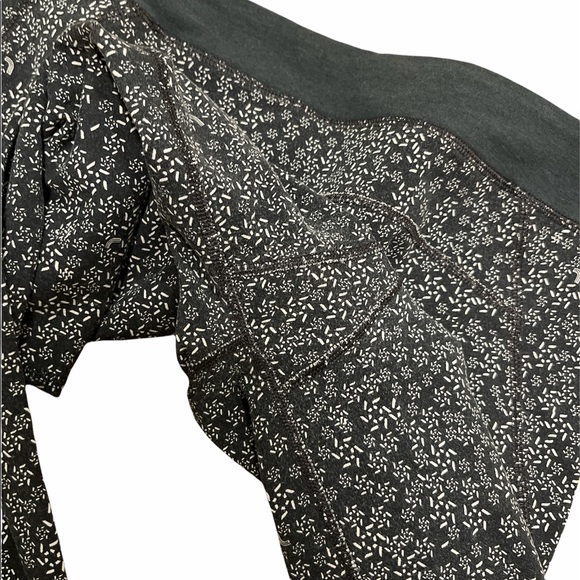 LOLE Women’s Workout Capris, Black and White Small Floral Pattern, Size: Medium - Picture 5 of 5